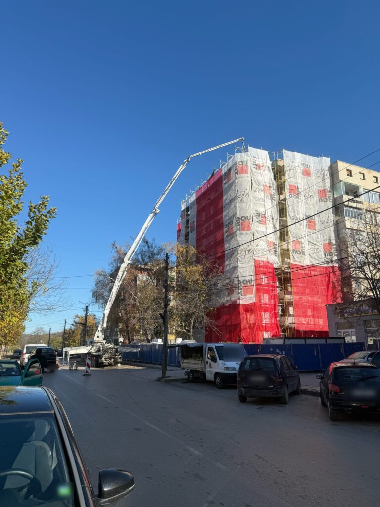 Бетониране с бетонопомпа Sermac на жилищна сграда