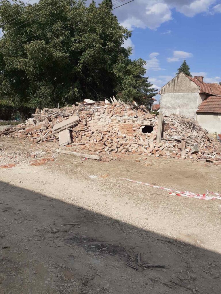 Събаряне на старата сграда