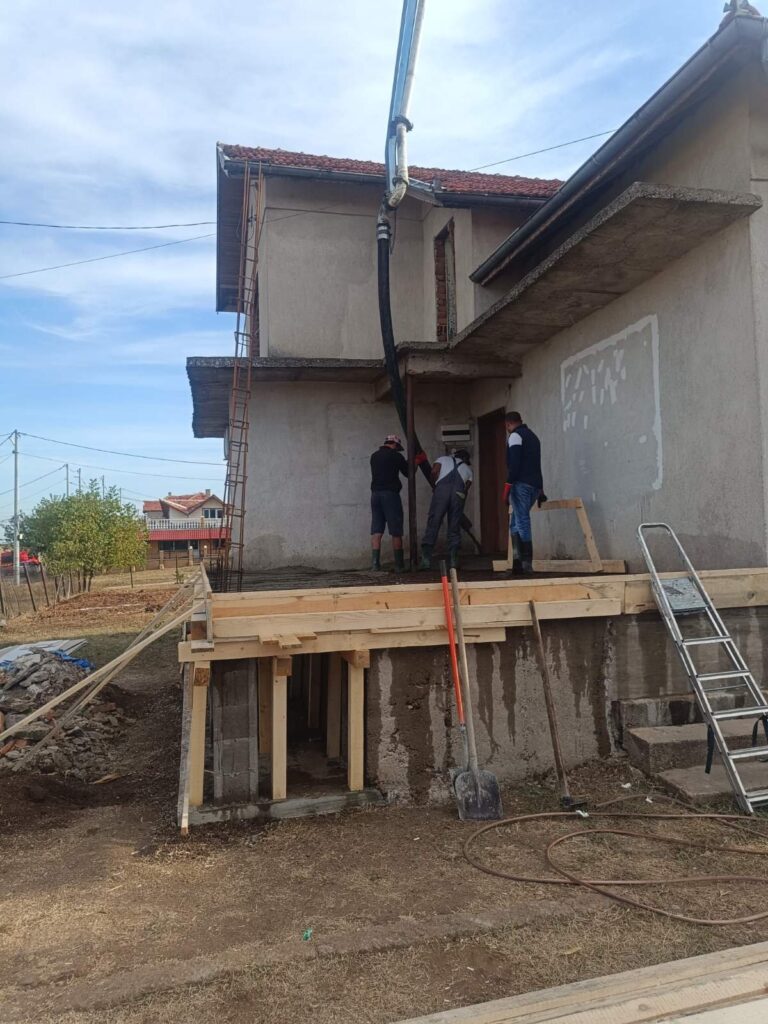 Бетониране на плоча с бетонопомпа