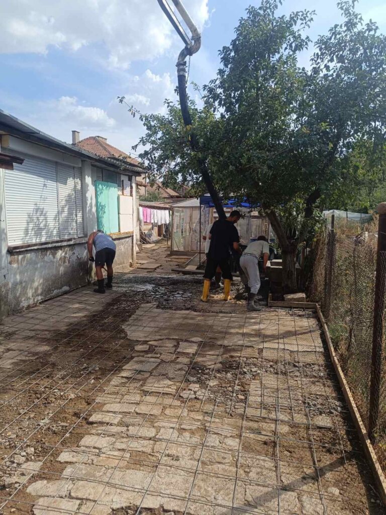 Бетониране в двор с бетонопомпа