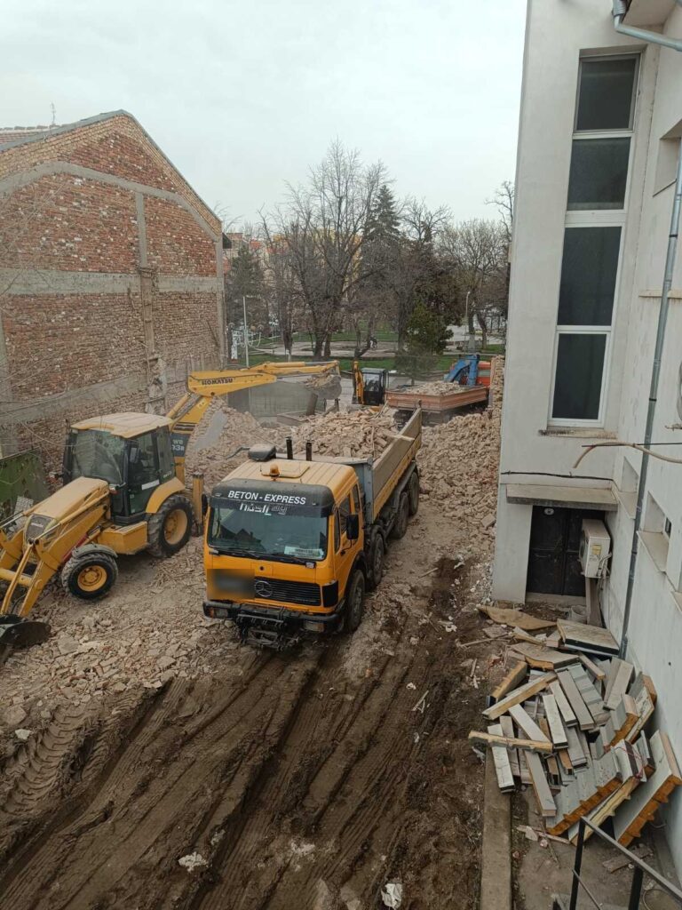Събаряне и извозване на строителни отпадъци