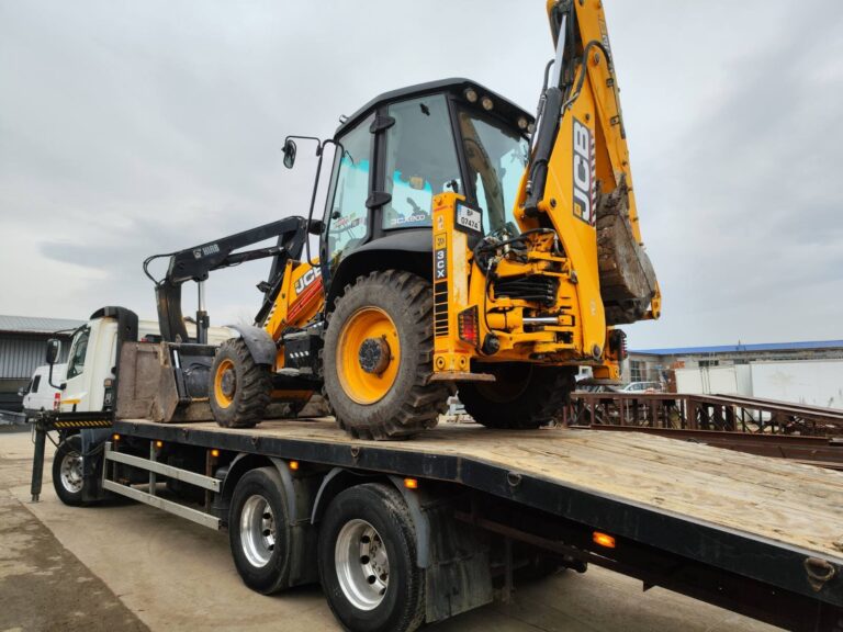 Транспорт на багер JCB с платформа
