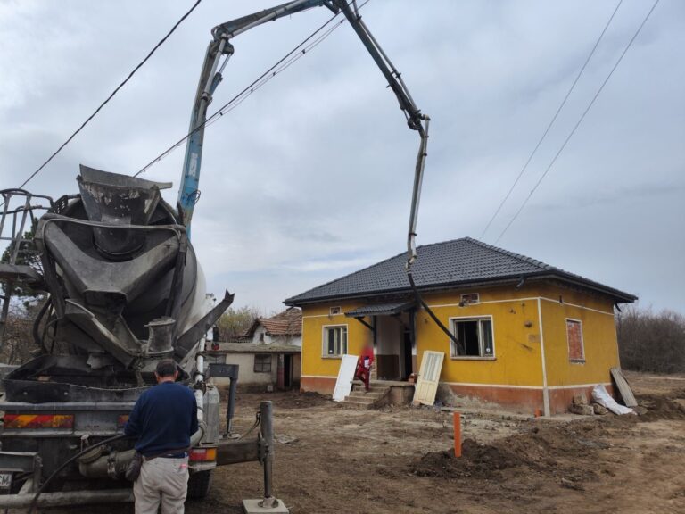 Бетоновоз и бетонопомпа при бетониране