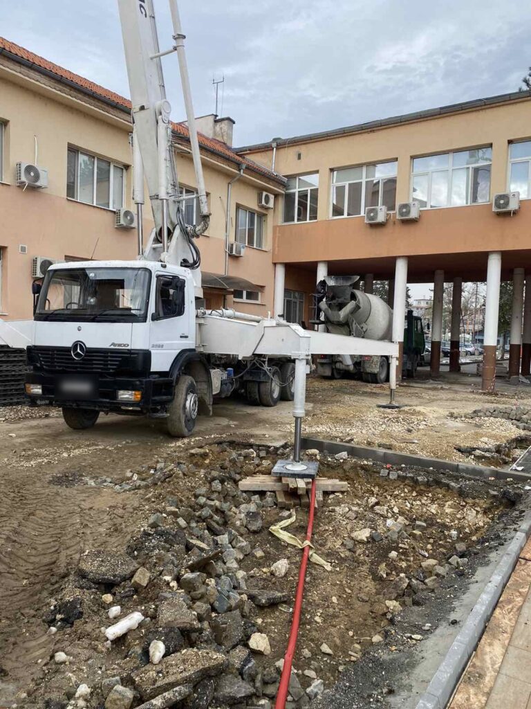 Бетонопомпа при бетониране на площадка