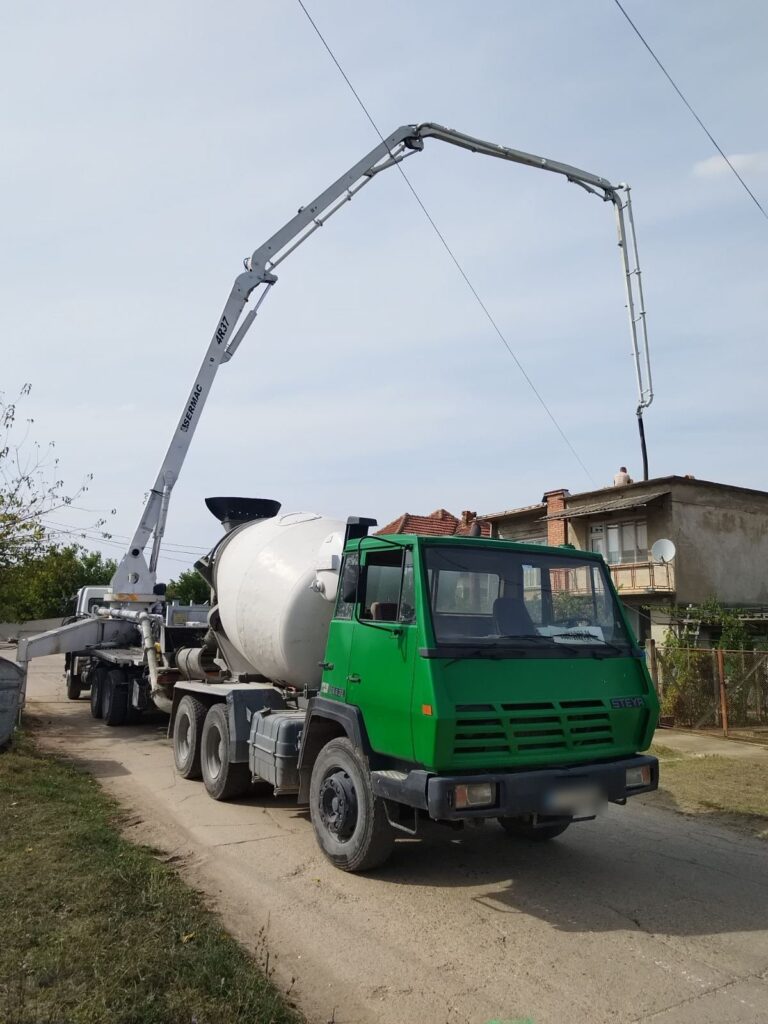 Бетоновоз и бетонопомпа