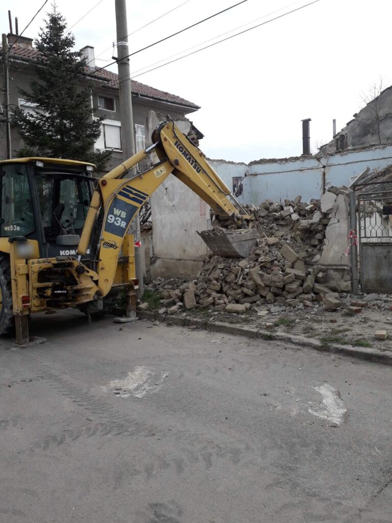 Събаряне и разчистване с багер