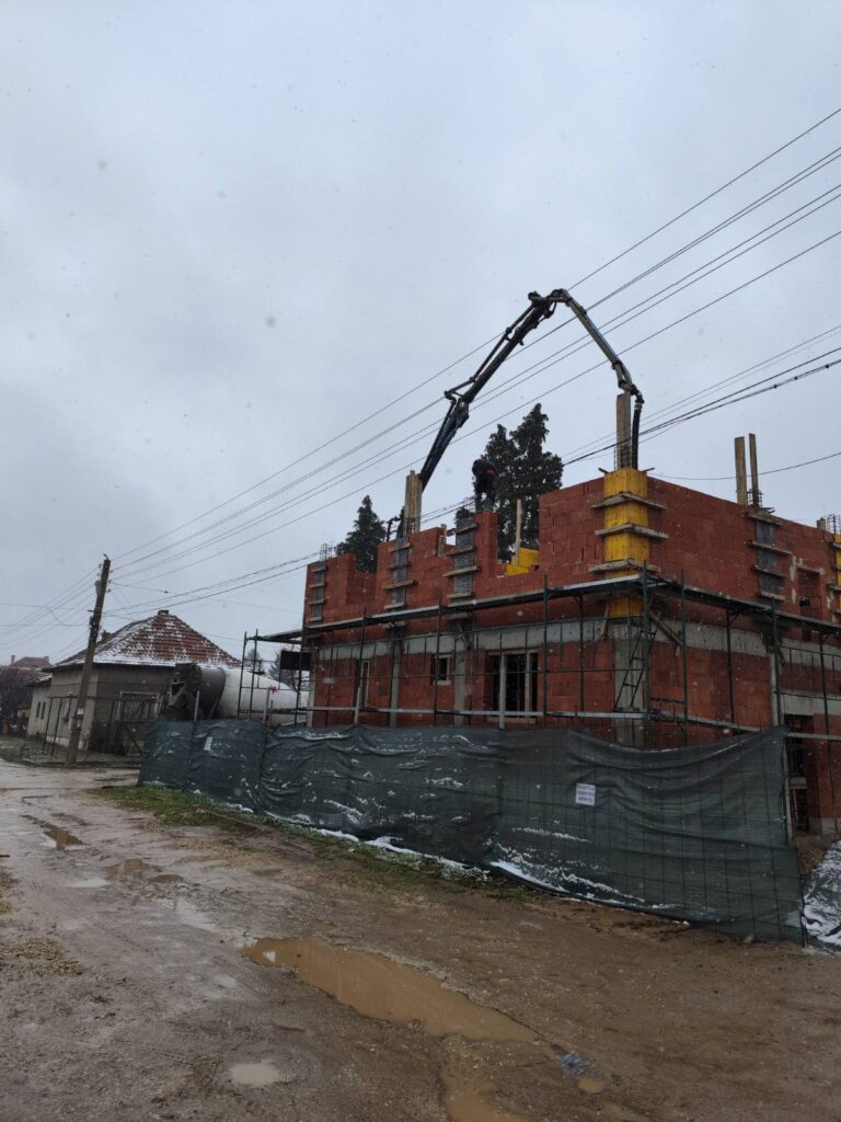 Бетонопомпа при бетониране на сграда