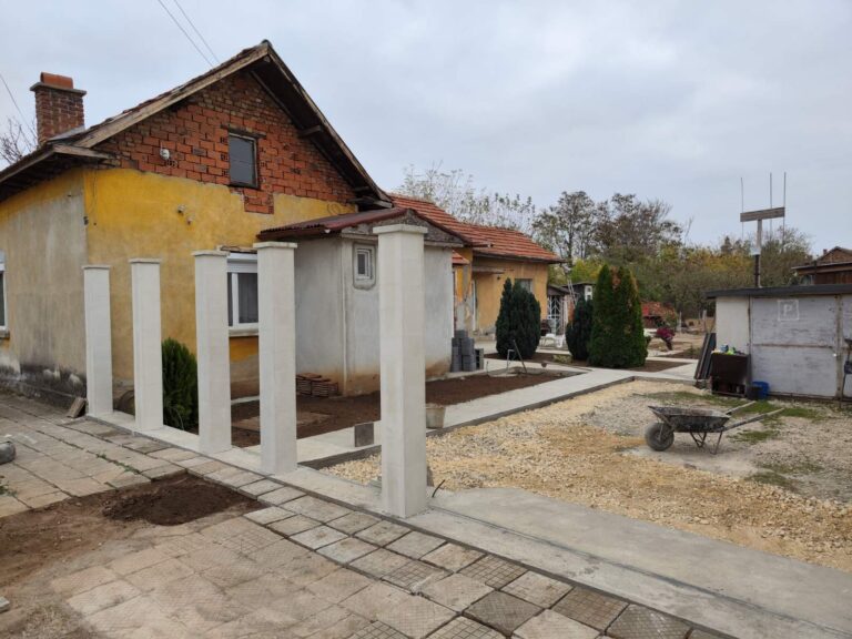 Колони и настилка в двор