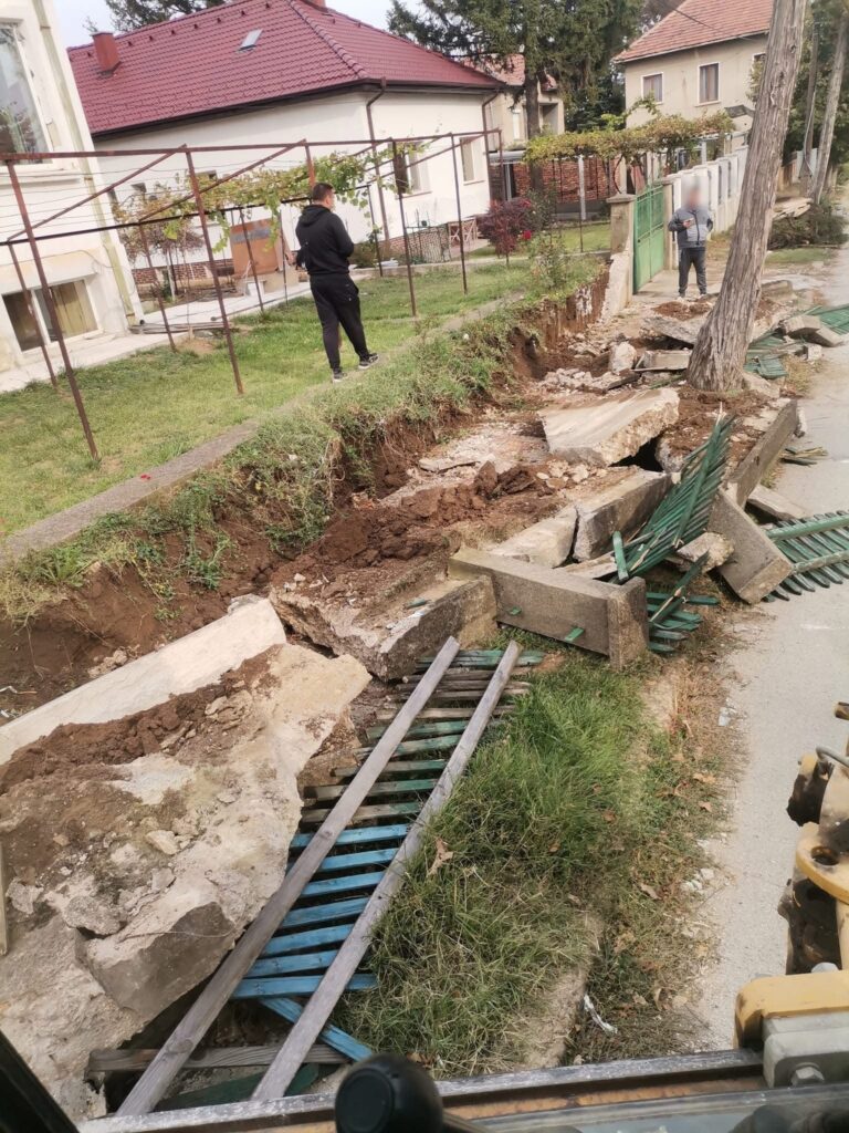 Събаряне на ограда и изкоп по края на имот